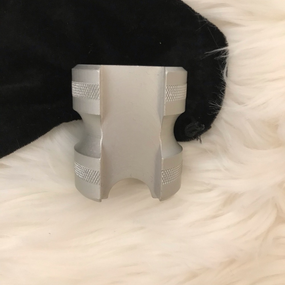 Aluminum cigar rest. Horizontal or vertical.